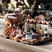 "In her Majesty's Service," Arcadia's float entry in the 1984 Pasadena Tournament of Roses Parade, features Sir Walter Raleigh bowing low to spread his cape before the Queen and her Court of the Arcadia Tournament of Roses Association.
